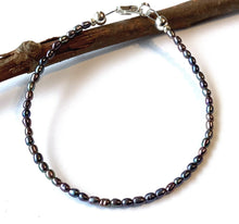 Load image into Gallery viewer, Tiny Peacock Pearl Bracelet