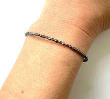 Load image into Gallery viewer, Tiny Peacock Pearl Bracelet