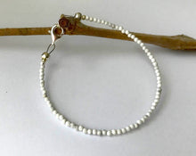 Load image into Gallery viewer, Howlite Stone Bracelet