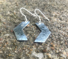 Load image into Gallery viewer, Geometric Hammered Silver