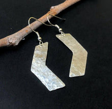 Load image into Gallery viewer, Geometric Hammered Silver