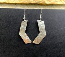 Load image into Gallery viewer, Geometric Hammered Silver